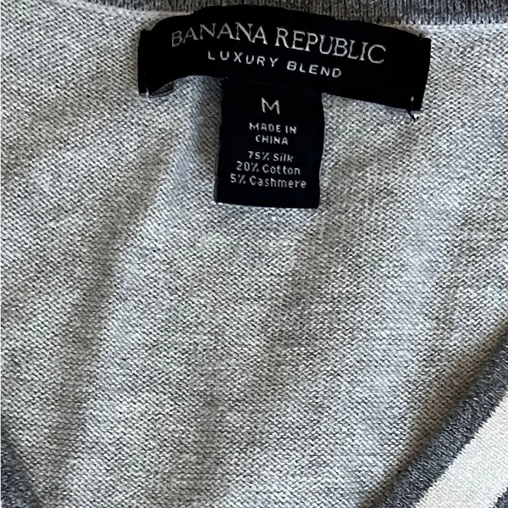 Banana Republic Men's Gray V-Neck Sweater prep core look
